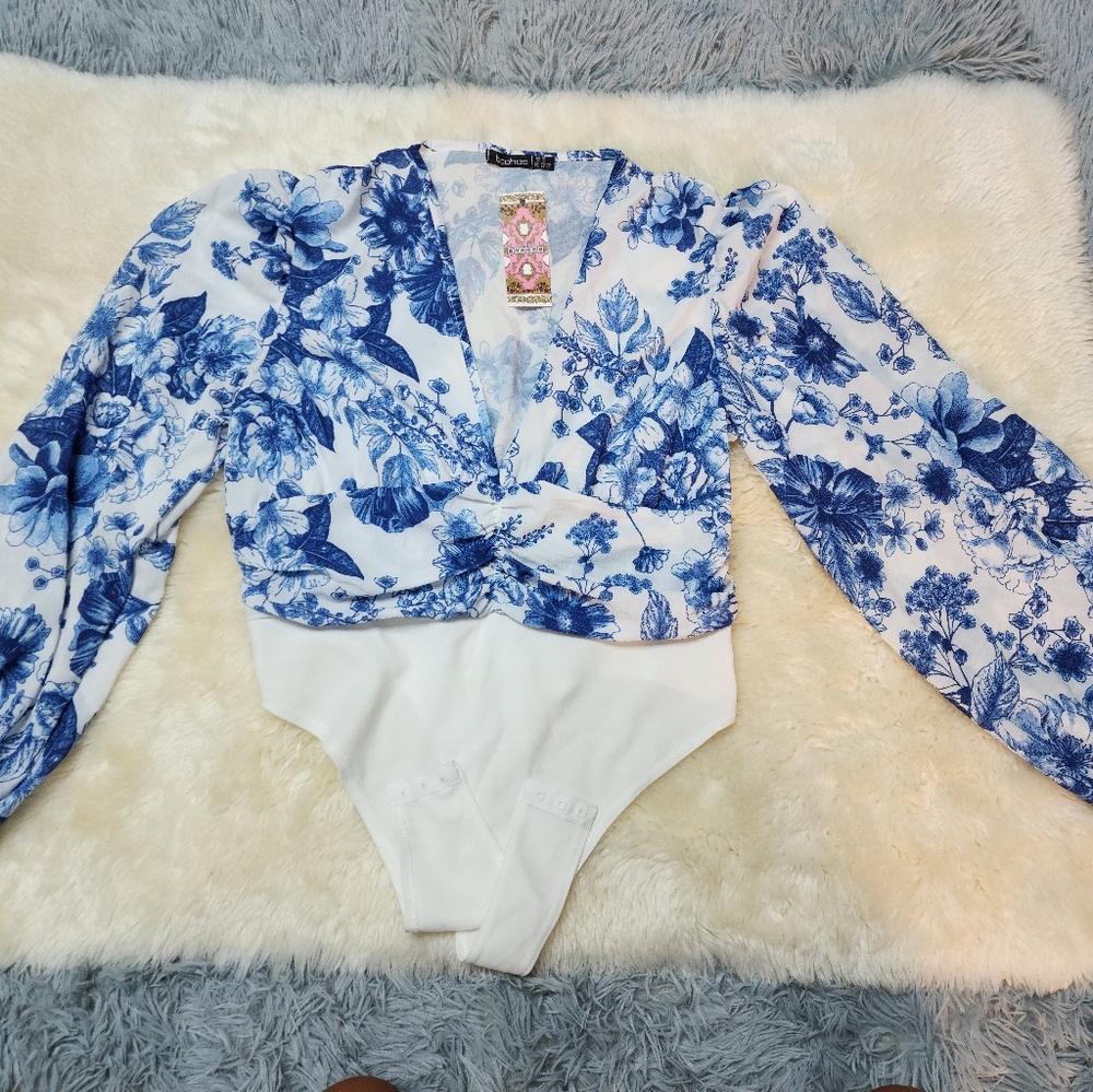 Boohoo blur floral bodysuit top. NWT